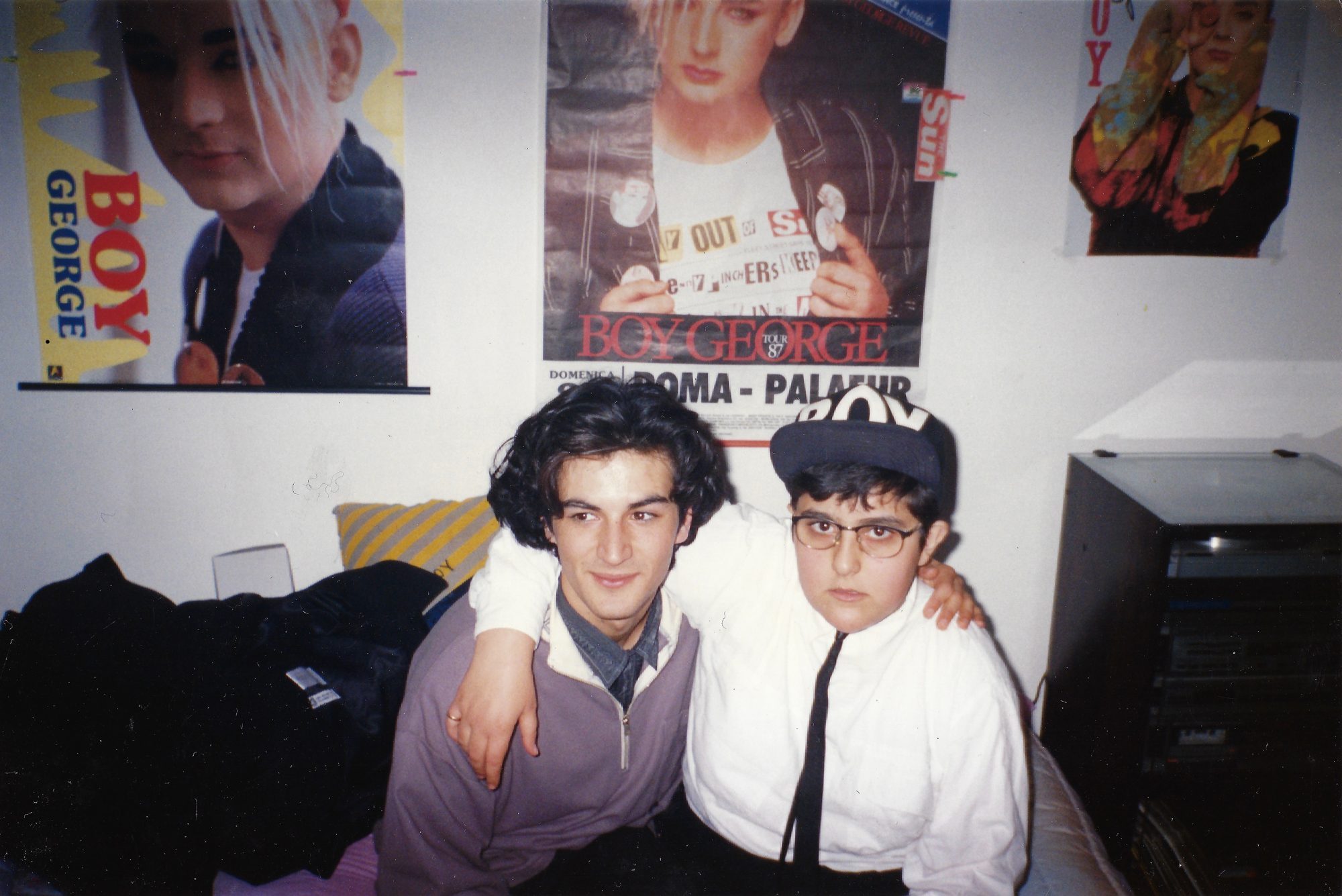 Ausstellungsfoto (Ale am 18. Geburtstag mit bester Freundin und Boy George-Postern im Hintergrund, 1988), Foto: Privat